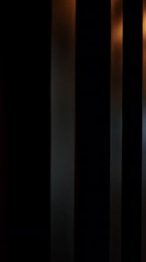 Işık koyu dikey çizgiler üzerinde hareket ediyor