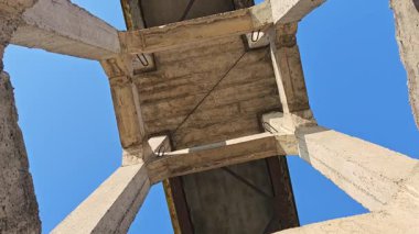 Açık mavi gökyüzüne karşı beton köprü yapısının alçak açısı