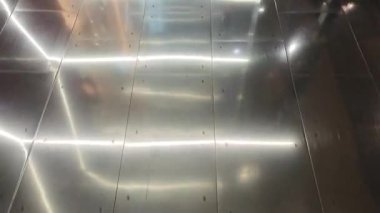 Parlak metal zemine yansıyan ışık