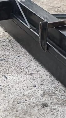 Karşılıklı testereyle yapılan endüstriyel metalcilik sahnesi, güçlü kesim operasyonundan parlak, yoğun kıvılcımlar üretiyor.