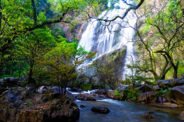 Khlong Lan Şelalesi yağmur mevsiminde çok güzeldir ve Tayland 'ın başkenti Kamphaeng Phet' in ünlü bir şelalesidir..