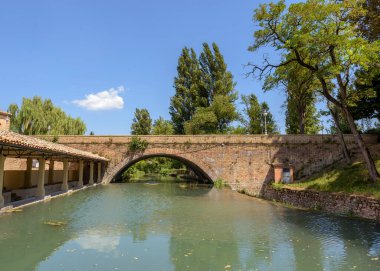 Nehrin güzel manzarası ve Bevagna, Umbria, İtalya 'nın tarihi merkezindeki küçük köprüsü.