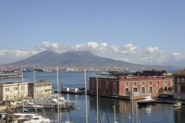 Napoli, İtalya - arkaplanda Vesuvius olan limanın manzarası.