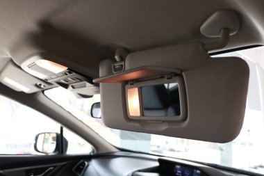 Arabanın içinde güneşlik var.