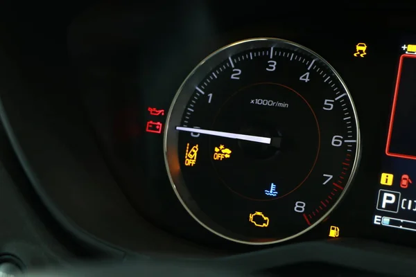 汽车仪表板上的警告灯引擎 — 图库照片