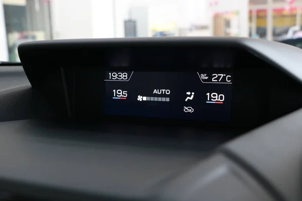 屏幕显示了汽车空调系统的运行情况 — 图库照片