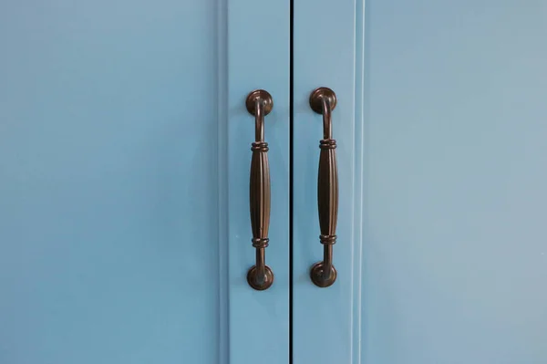 Mavi Gardırop Kapısını Açıp Kapatmak Için — Stok fotoğraf