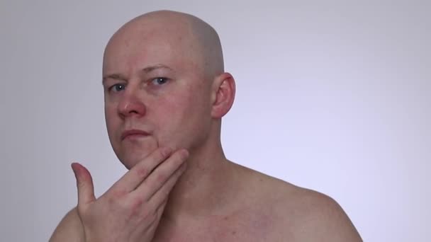 Ein Mann Nach Der Rasur Überprüft Das Ergebnis Frontansicht Nahaufnahme — Stockvideo