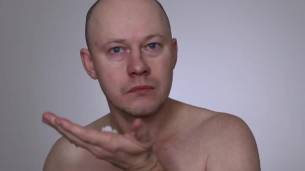 Bir Erkek Yüzüne Tıraş Kremi Sürer Yakın Plan Beyaz Arka — Stok video