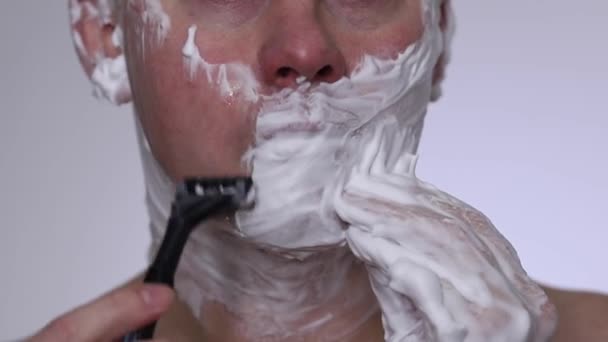 男は剃ってる フロントビュー 極端なクローズアップ 白い背景 はげ頭 — ストック動画