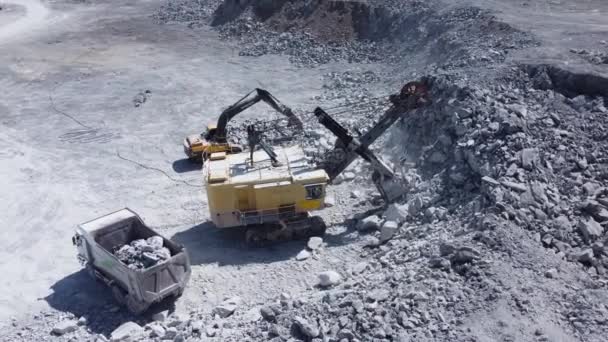 採石場の掘削機はトラック トップビュー ロングショットに岩をロードします ロイヤリティフリーストック映像