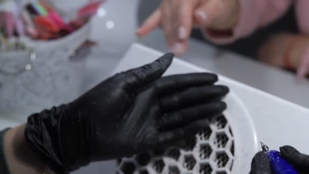 Zbliżenie Rąk Mistrza Manicure Niebieskich Rękawiczkach Przy Użyciu Elektrycznego Pilnika — Wideo stockowe