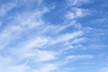 yumuşak sirrus bulutları parlak mavi gökyüzünde