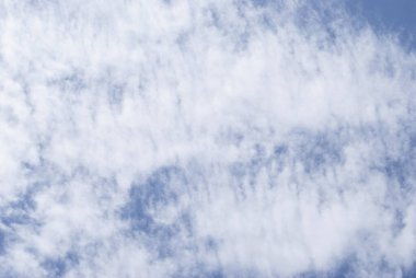 Mavi gökyüzündeki yumuşak bulutlar