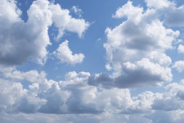 Parlak mavi gökyüzünde beyaz bulutlar