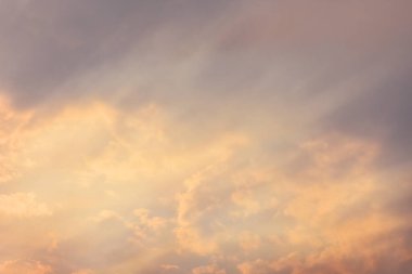 Gün batımında güneş ışınlarıyla aydınlanan bulutlar.