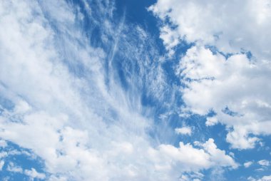 Mavi gökyüzünde beyaz bulutlar