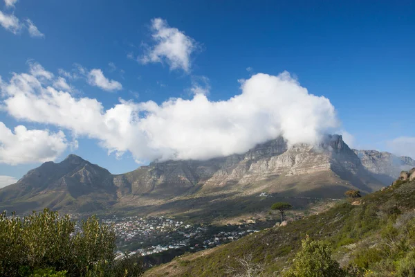 Mraky Přelévající Přes Table Mountain Jasného Dne Cape Town Kapské — Stock fotografie