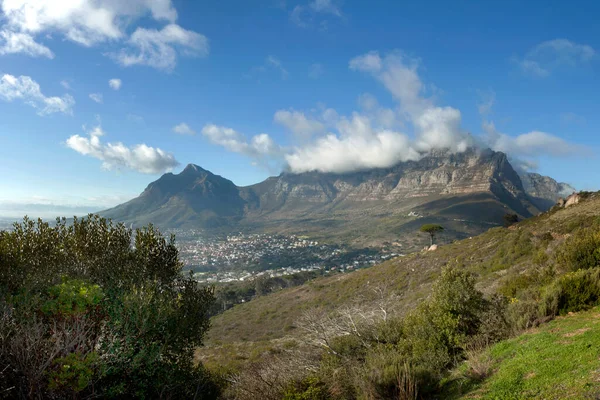 Mraky Přelévající Přes Table Mountain Jasného Dne Cape Town Kapské — Stock fotografie