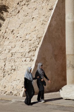 Trablus, Libya, 4 Kasım 2009. Assaraya Alhamra Müzesi veya Trablus Arkeoloji Müzesi olarak da bilinen Kızıl Kale Müzesi 'nin önünden geçen iki kadın, Libya' da bir ulusal müzedir. Ghadaffi döneminde Ja Müzesi olarak bilinirdi.