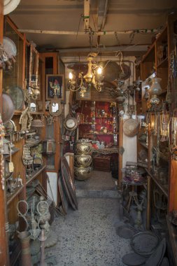 Trablus, Libya, 4 Kasım 2009. Eski şehir Ghadema 'da bir dükkan, antika ve koleksiyonlarla dolu, özellikle pirinç ve bakır kaplarla..