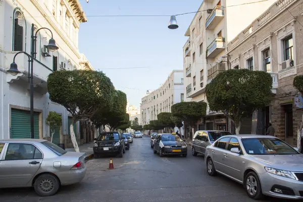 Tripoli Libya November 2009 意大利区的一个清晨的街道场景 停着汽车 一辆出租车经过 — 图库照片