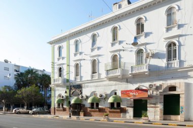 Trablus, Libya, 4 Kasım 2009. Şehirde bir sokak manzarası, sabahın erken saatlerinde, ticari binası ve sessiz bir caddesi olan. Şehrin bu bölgesi İtalyan Mahallesi olarak bilinir..