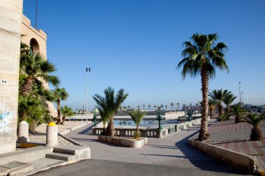 Trablus, Libya, 4 Kasım 2009. Assaraya Alhamra Müzesi ya da Trablus Arkeoloji Müzesi olarak da bilinen Kızıl Şato Müzesi 'nin yanındaki yürüyüş yolları Libya' da ulusal bir müzedir. Kızıl Kale olarak bilinen tarihi binada yer almaktadır., 