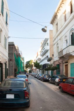 Trablus, Libya, 4 Kasım 2009. Sabahın erken saatlerinde şehrin İtalyan Mahallesi 'nde arabaların park ettiği bir sokak manzarası..