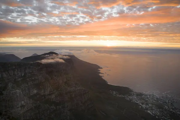 从桌山俯瞰营地湾 日落时俯瞰大海 位于南非开普敦 图库图片