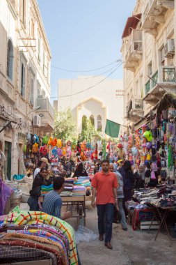 4 Kasım 2009, Trablus, Libya. Şehrin eski kesiminde, Medine 'de, Ghadema' da kumaş ve diğer ürünleri satan satıcılarla dolu bir sokak pazarı..