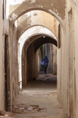 Trablus, Libya, 4 Kasım 2009. Eski şehir Ghadema 'da bir yaya sokağı, Trablus' ta. Kemerler eski şehrin mimarisinin büyük bir kısmını oluşturur..