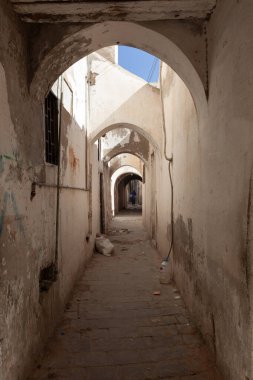 Trablus, Libya, 4 Kasım 2009. Eski şehir Ghadema 'da bir yaya sokağı, Trablus' ta. Kemerler eski şehrin mimarisinin büyük bir kısmını oluşturur..