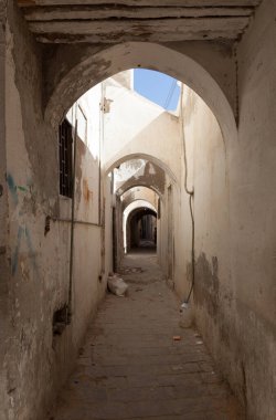 Trablus, Libya, 4 Kasım 2009. Eski şehir Ghadema 'da bir yaya sokağı, Trablus' ta. Kemerler eski şehrin mimarisinin büyük bir kısmını oluşturur..