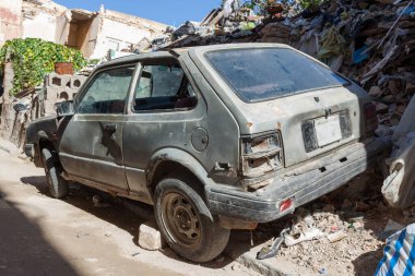 Trablus, Libya, 4 Kasım 2009. Bozuk bir araba, eski şehirde kirli bir kaldırıma park edilmiş..