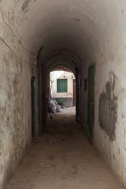 Trablus, Libya, 4 Kasım 2009. Eski Trablus şehrinin arka sokaklarında kemerli bir ara sokak..
