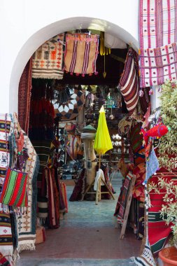 Trablus, Libya, 4 Kasım 2009. Eski şehir Medine pazarındaki bir duvar halısının kemerli girişi.. 