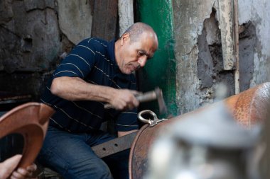 Trablus, Libya, 4 Kasım 2009. Yetenekli bir metal işçisi ürünlerini Trablus 'un eski şehir pazarı olan Medina Ghadema' daki atölyesinin kapısında yapıyor..