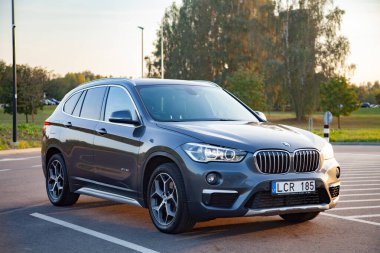 Sonbahar şehrindeki otoparkta BMW X1