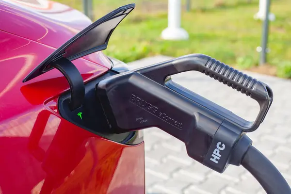 Tesla Model 3 çift motorlu Amerikan otomobilinin tip 1 'i şarj ediliyor.