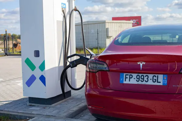 Kırmızı tam elektrikli Amerikan arabası Tesla Model 3 Dual Motor hızlı şarj istasyonu Ignitis on