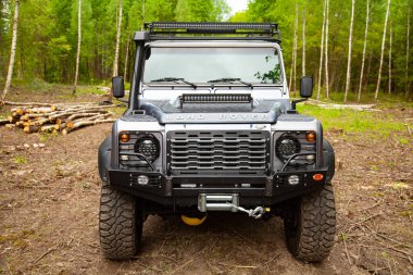 Ormanda donanımlı Land Rover Koruyucusu, off road için hazır.