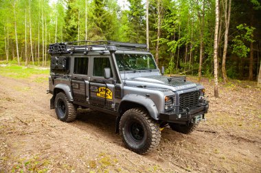Ormanda donanımlı Land Rover Koruyucusu, off road için hazır.