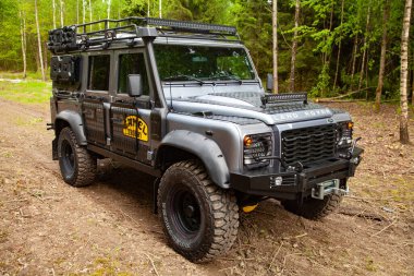 Ormanda donanımlı Land Rover Koruyucusu, off road için hazır.