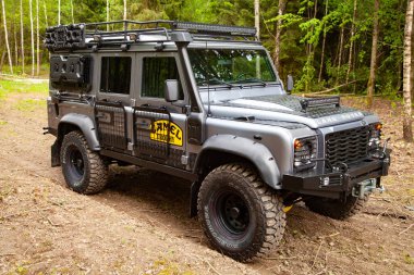 Ormanda donanımlı Land Rover Koruyucusu, off road için hazır.