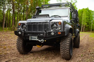 Ormanda donanımlı Land Rover Koruyucusu, off road için hazır.