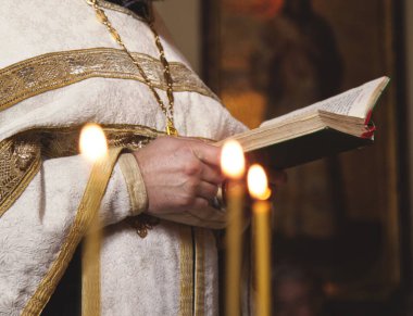 Vilnius, Lithunia - 30 / 06 / 2018 - Ortodoks kilisesinde bir rahip vaftiz töreni düzenledi