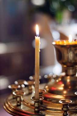 Ortodoks kilisesindeki kandilde bir kilise mumu.