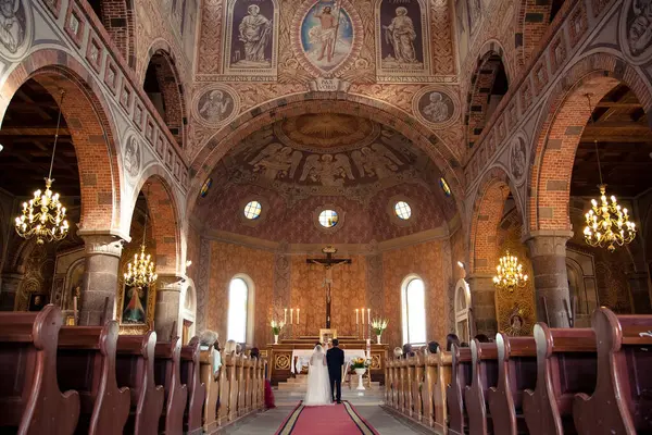 Lentvaris, Litvanya - 18 / 08 / 2018 - Lentvaris Annunciation Kilisesi 'nde düğün