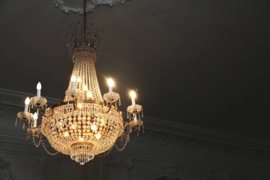 Trakai, Litvanya - 08-04-2017 - Tavanda büyük kristal avize ve klasik malikane sıva
